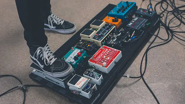 how does a guitar pedal work